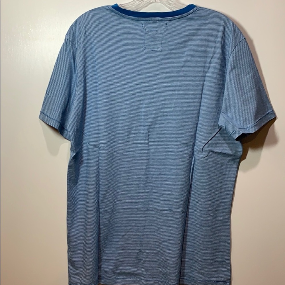 Levi’s Men’s Slim Fit Blue Pin Stripe Vneck Shirt - Picture 2 of 5